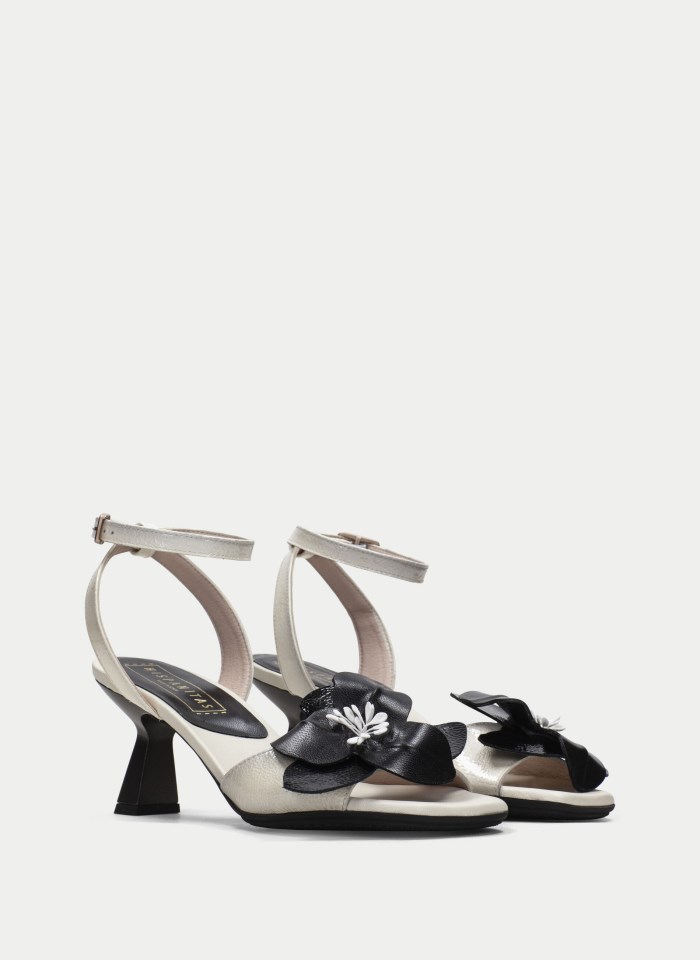 Hispanitas Sandalia Tacón Danielle Crema Negro